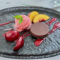 Erdbeersorbet mit Waldfruchtspiegel und Schoko-Törtchen. at ElzLand Hotel Pfauen in Elzach