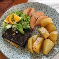 Filete de tofu enrolado em algas com batatas e marmelo assados at Dona Tengarrinha in Beja