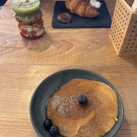Veganes Add-Croissant mit Planted-Nutella und veganem Frischkäse + Pancake Add-On mit Ahornsirup.  at Esskalation in Bonn