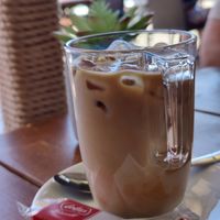 Café con leche de soja (tipo iced latte) at Cafe Mint in Mallorca
