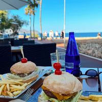 Leckere Burger mit Meerblick  at Cafe Mint in Mallorca