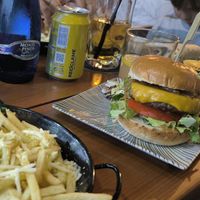 Burger vegan classique, frites parmesan vegan et mayo à la truffe at Cafe Mint in Mallorca
