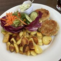 Weiße Bohnen Frikadellen mit Salat und Bratkartoffeln  at Ratskeller Oldenburg in Oldenburg
