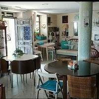Nuestro espacio, con muchos detalles para recordar, inspiración, tienda de artesanía, productos de la zona y eco. Con buen tiempo, las terrazas con vistas al Sueve, son una delic at Bar Caleya Indi in Colunga