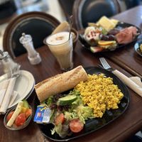 Ich hatte das vegane Frühstück mit Rührei und einem großen Hafer Latte. Das Frühstück wird serviert mit Baguette  at Café Délice in Hamburg