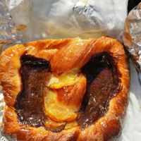 Raquetas de cacao (foto), rollitos de cacao y tarta de manzana. at Romeo Panaderia in Navarra