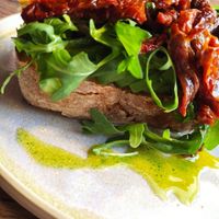 Брускета с вялеными помидорами, авакадо и рукколой (убрала яйцо) at Gnezdo in Tula