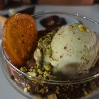 Mouse de tarta de castañas y cacao y helado de pistacho at Luleå in Alicante
