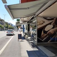 Outdoor seating at Farine Boutique in Zug