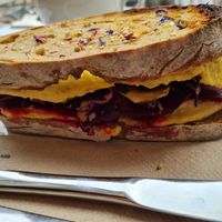 Veganes Rotebeete-Hummus toast at Nook in Vienna