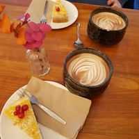 Kakao mit Hafermilch, veganer Kuchen des Tages at Nook in Vienna