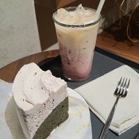 red bean mugwort cake and strawberry soy latte at Sunny House - 써니브레드 in Seoul
