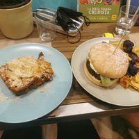 Lasagne und Burger, beides sehr lecker. at El Med Veg in Tenerife
