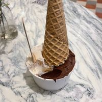 Helado chocolate y plátano con barquillo vegan 🌱 at Auguri - MUT in Las Condes