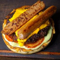 Com Cheddar veg Basi.co e linguiça Futuro. Burger The New Butchers. Maionese caseira at Galo Vivo in Alfenas