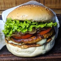 Burger Frangoveg The New Butchers e queijo Natura Veg at Galo Vivo in Alfenas