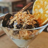 Schwarzer Reis mit Joghurt und Erdnüssen at GAO Vegan in Leipzig