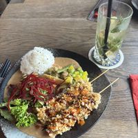 Long Live The Chicken mit Erdnusssoße + Ginger Tarragon als Getränk  at GAO Vegan in Leipzig