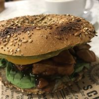 Bagel vegano con proteína vegetal y queso vegetal  at Josie Factory in Bayonne