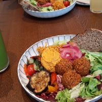 Buddha bowl with a green smoothie, together about 20 euros at Nora's Deli - Sielwall in Bremen