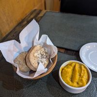 Pan y salsa gratis at Abuela Pan in Buenos Aires