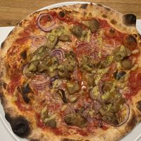 Vegan pizza with mushrooms, onions and garlic  at Dieci Pizza in Geneva
