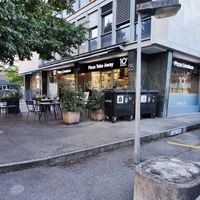 Outdoor seating at Dieci Pizza in Geneva