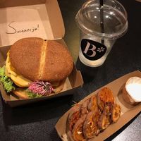 the kahuna burger with sweet potatoes and the elderflower drink at Bloom's Heerlen in Heerlen