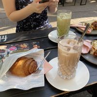 Iced Vanilla Chai Latte (hinten matcha latte)  at Henne Cafébar in Osnabrueck