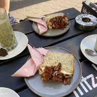 zitrone mohn kuchen mit gebrannten mandeln  at Henne Cafébar in Osnabrueck
