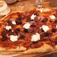 Pinsa mit V-Bolognese und V-Mozzarella at Pinsa Manufaktur in Ludwigsburg