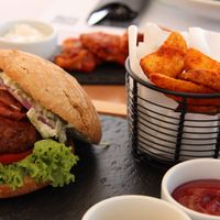 Burger at 5SENSES Restaurant in Santorini