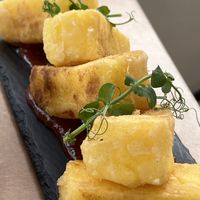 Zo mooi als het eruitziet, zo saai is het. Gebakken Violife kaas. Lauw vanbinnen, niet gesmolten. De tomaten marmelade erbij was lekker maar niet genoeg om het gerecht te dragen.   at 5SENSES Restaurant in Santorini