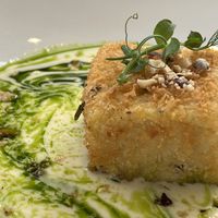 Polenta met roomsaus en peterselie-olie. Niet te eten want wordt bereid met plantaardige room die is bedoeld voor zoete gerechten. Zo is het bedoeld zeggen ze. Niet bestellen!   at 5SENSES Restaurant in Santorini