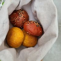 Beet and carrot buns at 5SENSES Restaurant in Santorini