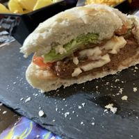 Hamburguesa con mozzarela vegana y patatas caseras at Faroles Taberna Rock in Valladolid