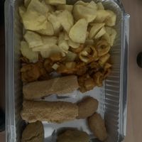 Mix vegano de patatas con salsa brava ,calamares,croquetas,nuggets y rollo de queso chedar  at Faroles Taberna Rock in Valladolid