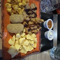 Vegan combo 🤩  at Faroles Taberna Rock in Valladolid