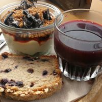 Day deal: Made in heaven yoghurt from oats (orea and caramel sea salt yoghurt), blueberry cake and vlierbes-appel juice at YB by Yoghurt Barn in Haarlem