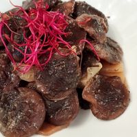 Xitakes i carxofa amb llit de patata i salsa de tòfona at Restaurante El Cortijo in Montblanc