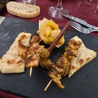 Brocheta de Heura especiada con pan de pita at Restaurante El Cortijo in Montblanc