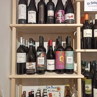 Bottiglie esposte at Vicolocielo in Monteleone Di Fermo