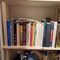 Libri esposti at Vicolocielo in Monteleone Di Fermo