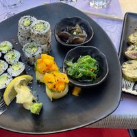 Menu vegan: avocado roll, avo-cucumber roll, seaweed salad, semi-sweet eggplant, courgette skewers. at Naka in Avignon