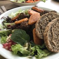 Falafel Tahini Salad mit Jasmin-Duftreis  at Dean & David in Garmisch-partenkirchen