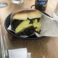 Arepas veganas- Maisfladen mit Avocado, Ruccola und schwarzen Bohnen  at Las Bajas in Lanzarote