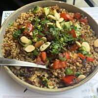  Mogiaddara: burgul con lenticchie, cipolle croccanti, insalata araba e mandorle  at Dukka in Brescia