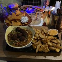 Veganes Chili mit „Hackbällchen“ und Potato Wedges - sehr lecker! at Sausalitos in Dresden