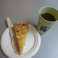 Kaffee mit Hafermilch & Apfelkuchenstück at Bistro Bärenblick in Leinefelde-worbis