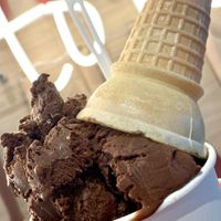 They have Sebastian Joe’s ice cream! This was the vegan flavor: Nuclear Pudding (delicious, rich chocolate fudge). Waffle cones aren’t likely vegan, so I got a cake cone 💚   at Mason Jar Kitchen in Eagan